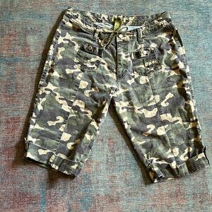 Miss 16 Camouflage Bermuda Style Shorts Juniors Size L Waist 29”.